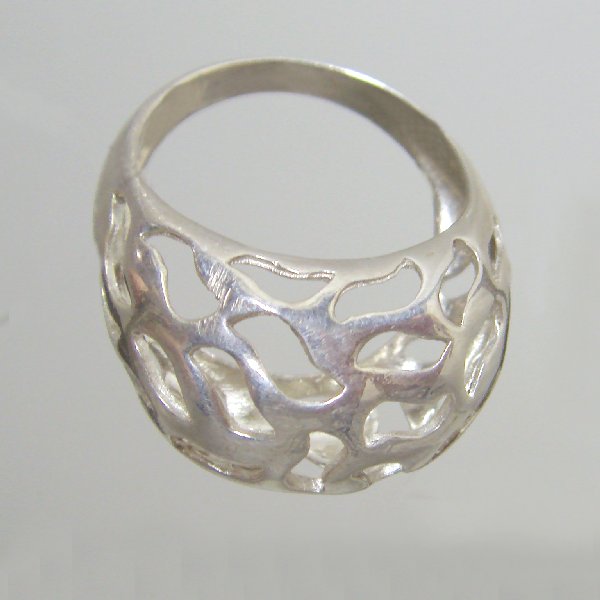 (r1332)Silver fretwork ring in wave shapes.